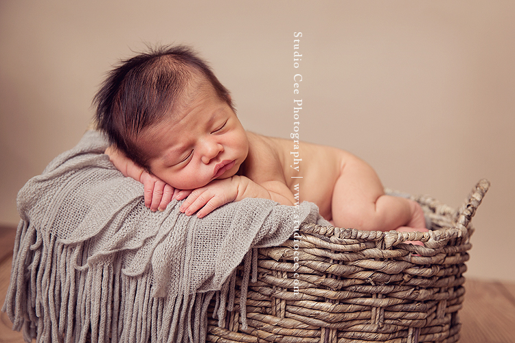 Modern-baby-photographer-in-oc