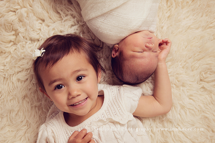 NewbornSiblingPhotoinOrangeCounty